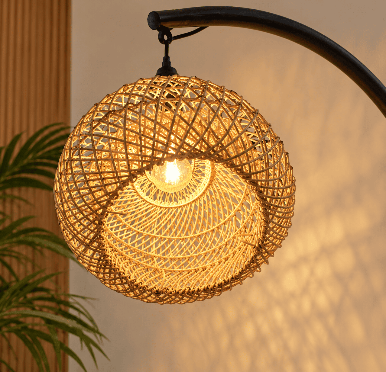 Lampu Rotan Hangat dengan Bayangan Artistik